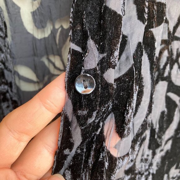 CHICOS | Black Floral Burnout Velvet Crinkle Button Down 3/4 Sleeve Blouse Top - Picture 13 of 15